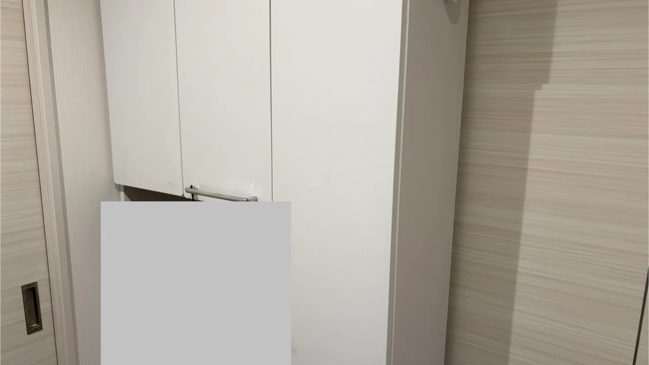 引き戸が付けられず後から置いた脱衣所の収納棚