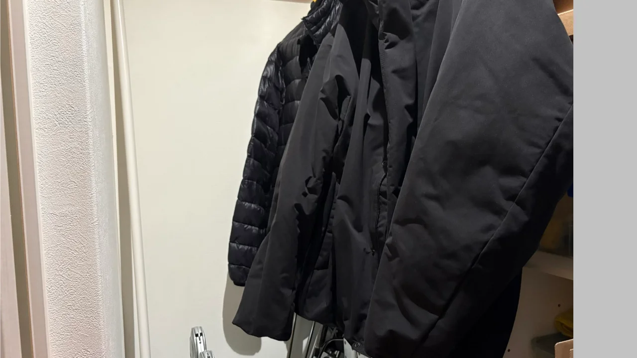 和室の床の間をつぶして作った玄関側の収納