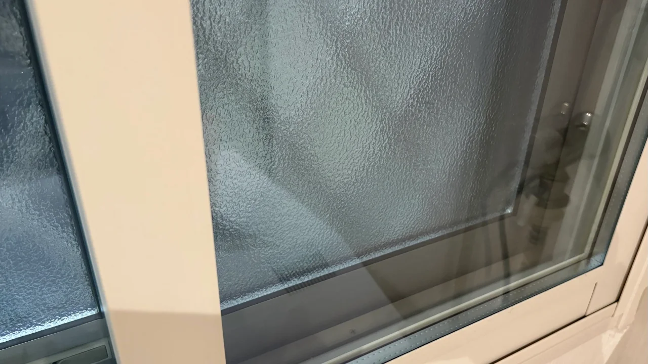 すりガラスの窓に取り付けた内窓