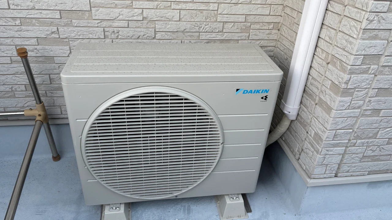 2階のベランダに置いてあるエアコンの室外機